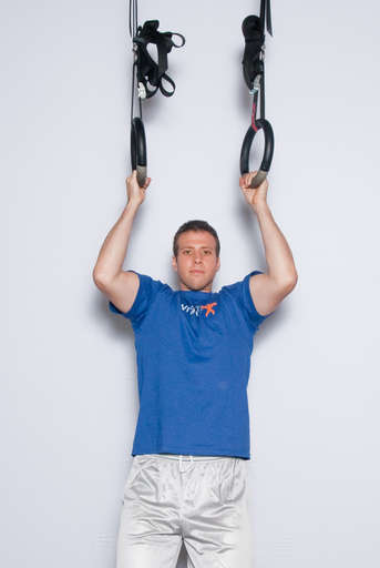 Bend your elbows and pull your chest up towards the rings. Your legs should remain still.
