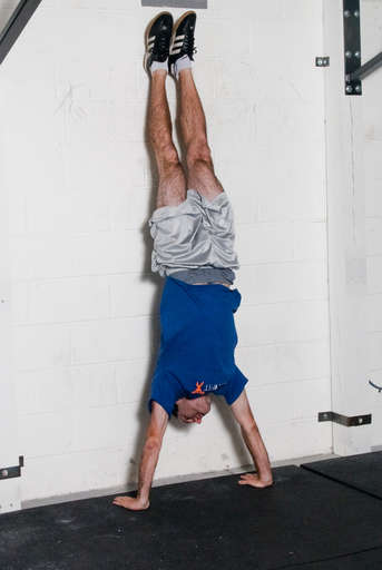 Hold the handstand for about 1 second.